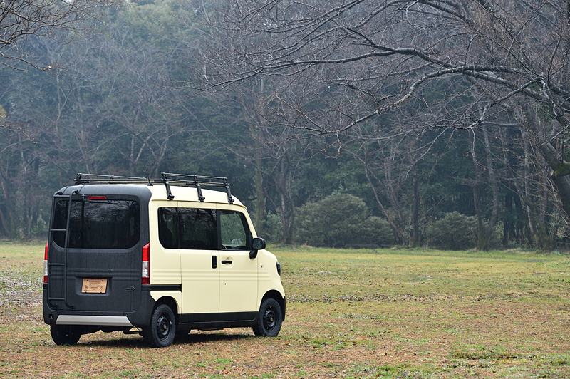 撮影日は雨だったが、アウトドアが似合うTRIP VANにはそんなことはおかまいなし。緑の中が似合うクルマだ