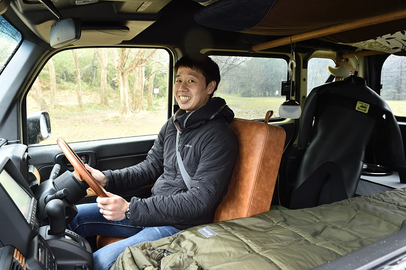 マルチボード（ラゲッジ用、リア用）を使ってベッドスペースを作っている。右側は物置として使える