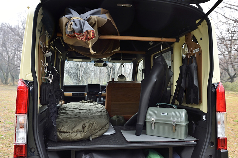 マルチボード（ラゲッジ用、リア用）を使ってベッドスペースを作っている。右側は物置として使える