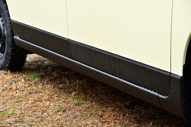 バンパーとボディサイドにLINE-Xを塗っている。石などが飛んできても傷つかないし、どこかに擦っても平気という強度になる