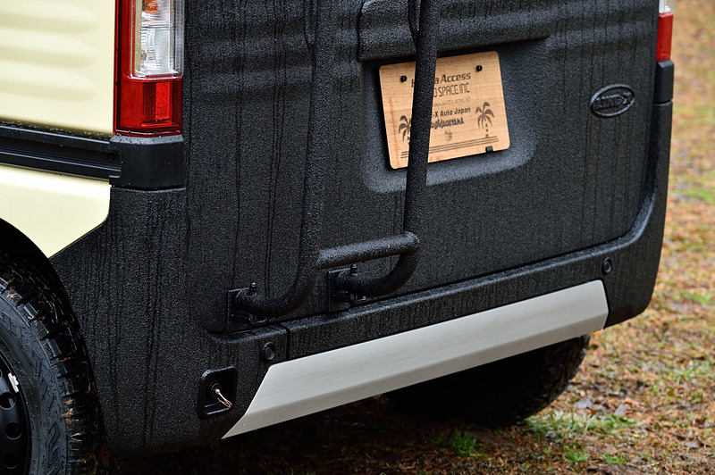 バンパーとボディサイドにLINE-Xを塗っている。石などが飛んできても傷つかないし、どこかに擦っても平気という強度になる