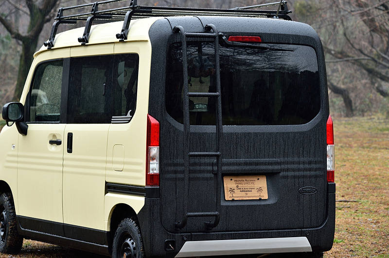 LINE-Xを塗ると表面は凹凸のある独得な風合いになる。ラダーはアルミ製だが、滑り止めと見た目の一体感を考えてここにもLINE-Xを塗る