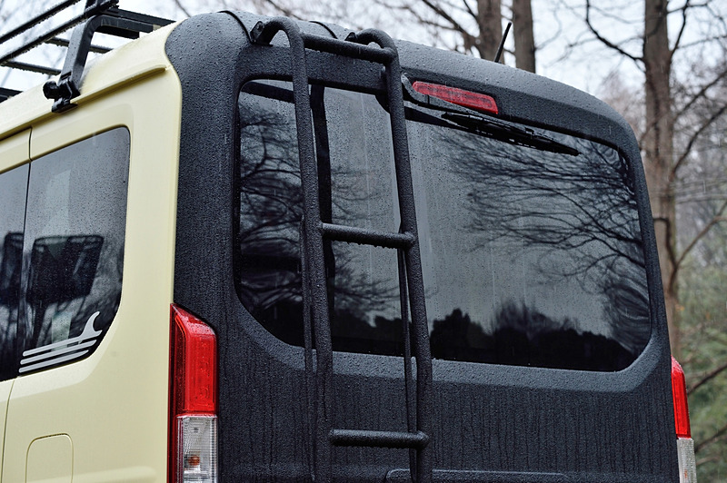 ラダーは上下で固定しているが、外板の肉厚が薄いのでノーマル状態だと力が掛かる部分が凹んでしまう。そこでLINE-Xを塗ったところ、大柄な男性がラダーを登り降りしてもまるで問題なくなった