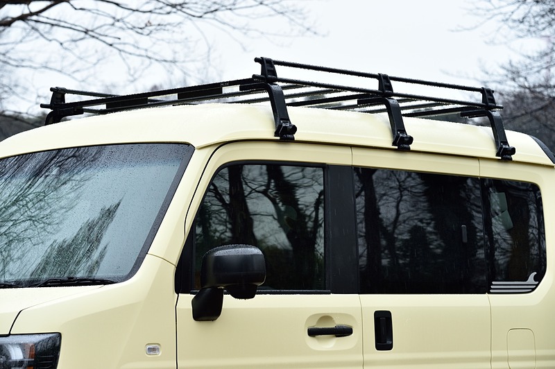 ラダーが実際に使えるのでルーフキャリアを有効活用できる。このキャリアは純正アクセサリーを使用する