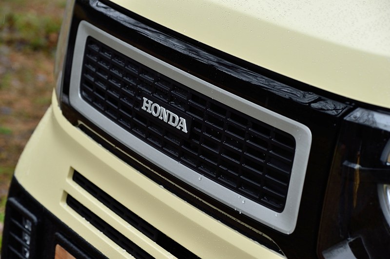 TRIP VANは道具箱をイメージしている。そこで顔つきにも四角のモチーフを多く取り入れた。フロントグリルもその考えで、大枠の四角の中に小さい四角を配置する