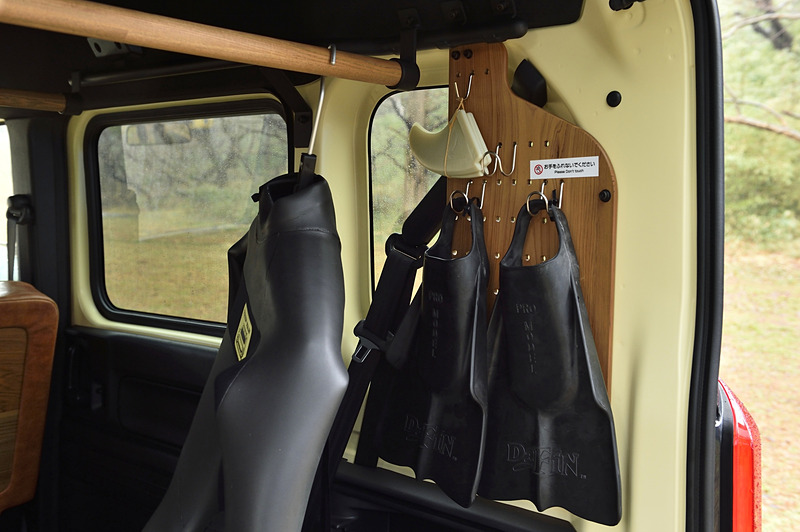 純正アクセサリーにある有孔ボード（金属製）とまったく同じ形状で圧縮木材で作り直す。左右に渡すクロスバーも同様に木製に変更