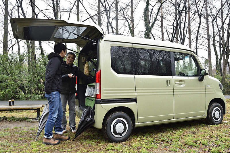 筆者のN-VANを見学する渡邊氏。イスと机を置いて出かけた先で仕事ができる「事務所モード（自称）」や「原付きキャリア」の使い方などを説明