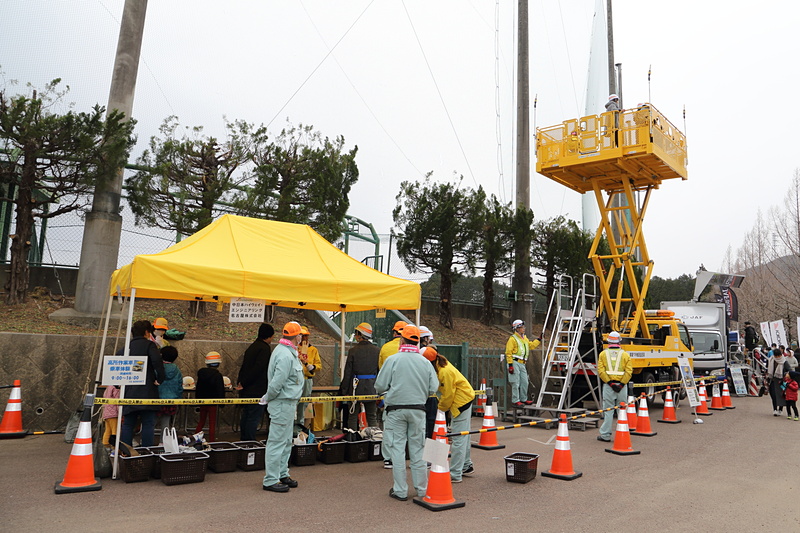 陸上自衛隊 豊川駐屯地、新城消防署、NEXCO中日本、愛知県警、JAFなどさまざまな機関の出展ブースは、毎回子供から大人まで幅広い層に人気だ