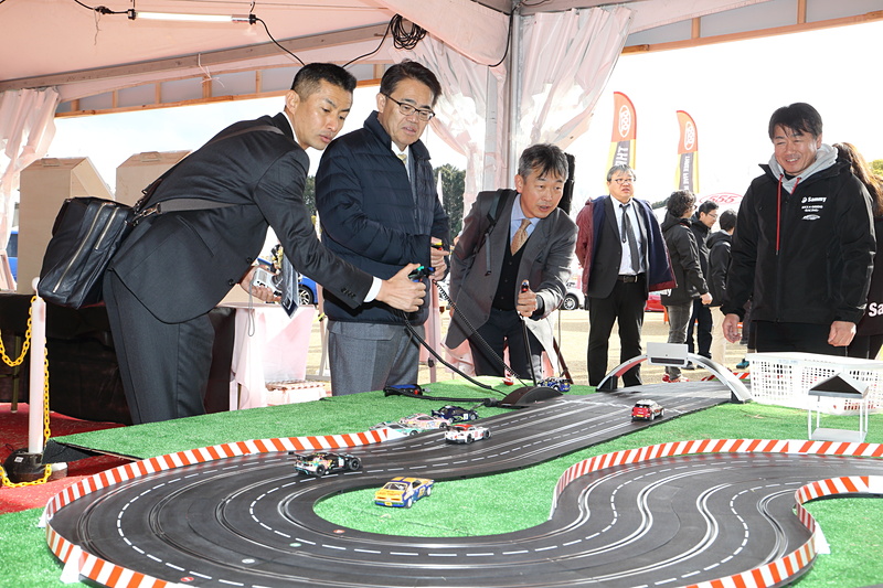 選手のトークショーや音楽ライブのほかに体験型のアトラクションも多く、大村愛知県知事もさまざまなブースで楽しんでいた