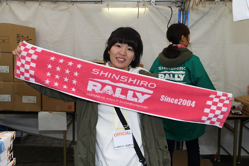 2019年は春開催ということで通常のグリーンのほか、桜をイメージしたピンクのタオルマフラーも用意された