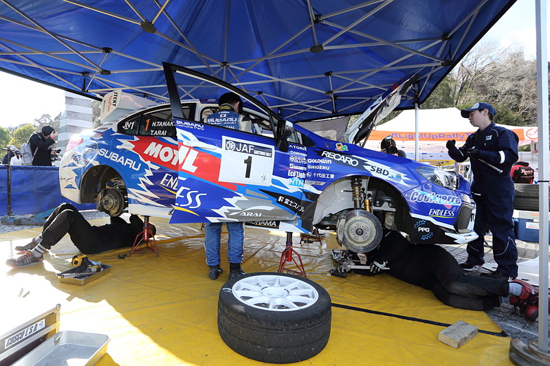 誰でも気軽にマシンのメンテナンス風景が見学できるサービスパークは、ラリー観戦の大きな魅力の1つ。お気に入りの選手とのコミュニケーションももちろんOKだ