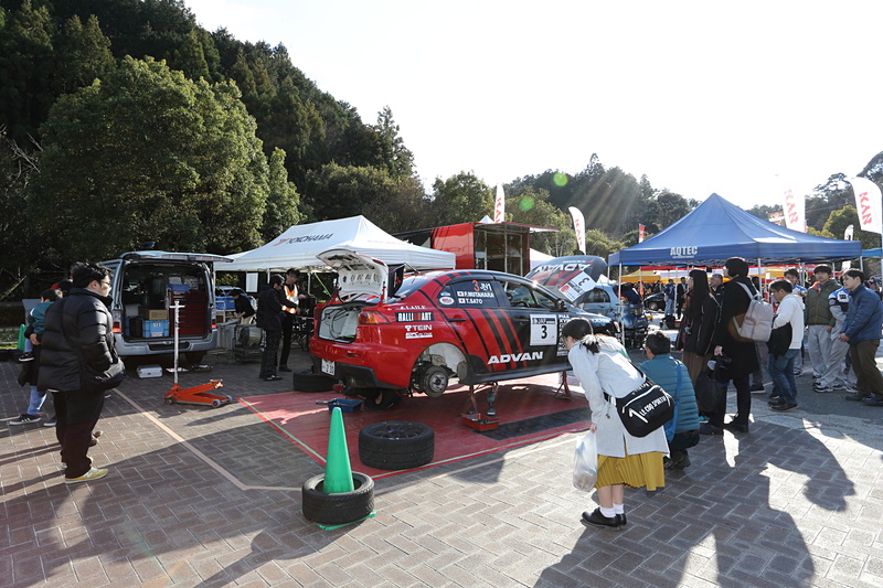 誰でも気軽にマシンのメンテナンス風景が見学できるサービスパークは、ラリー観戦の大きな魅力の1つ。お気に入りの選手とのコミュニケーションももちろんOKだ