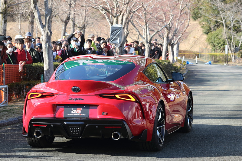 県営新城総合公園で行なわれたデモランの模様。脇坂寿一選手による新型スープラのデモランには大村愛知県知事が同乗した