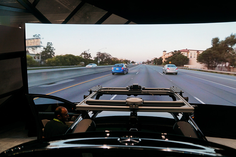 レベル2＋自動運転を実現させる「DRIVE AP2X」を搭載する実車を展示したオートパイロットシミュレータのデモ