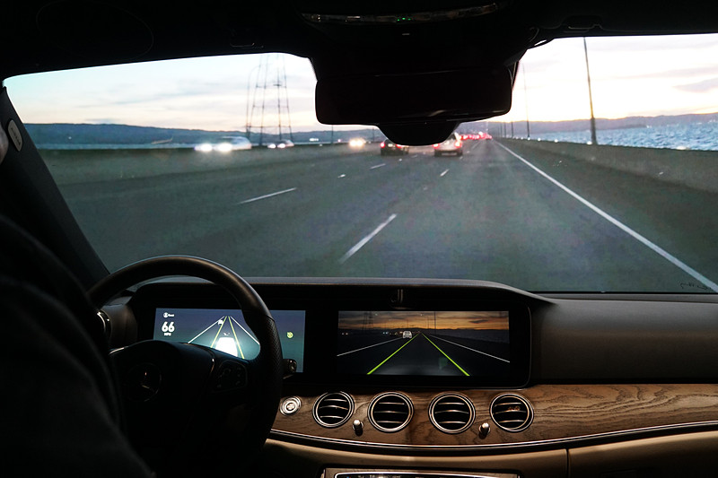 先行車両の車線変更により危険性が高まったことをモニターに表示する