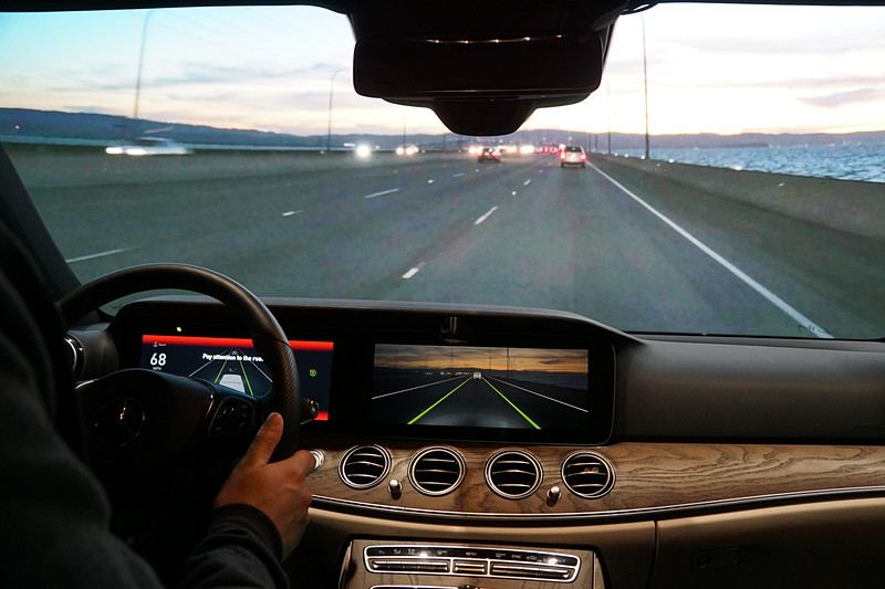 先行車両の車線変更により危険性が高まったことをモニターに表示する