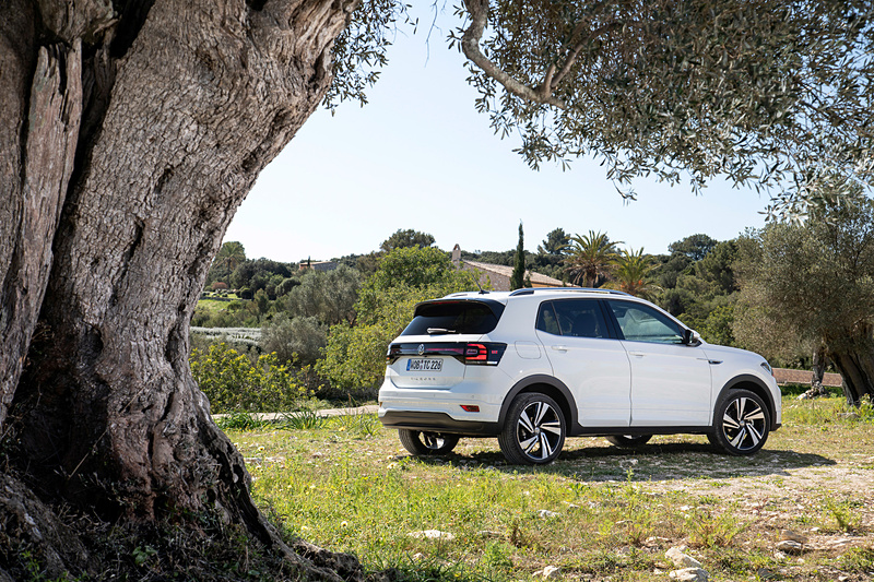 スペイン マヨルカ島で試乗したのは、2018年10月に世界初公開されたフォルクスワーゲンの新型SUV「T-Cross」。ボディサイズは4108×1782×1584mm（全長×全幅×全高）、ホイールベースは2551mmで、同社がラインアップするSUVの中で最もコンパクトな部類に入る5名乗車仕様のSUVだ