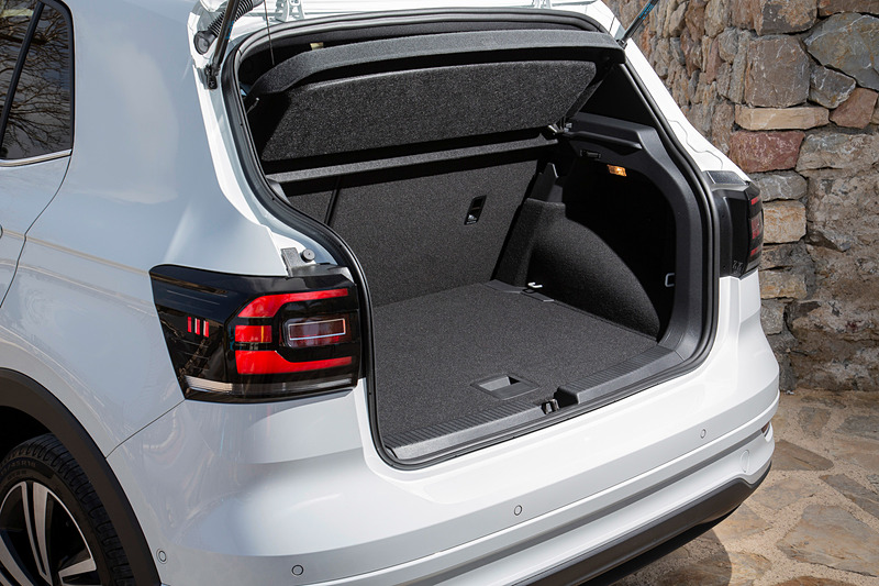 居住性や使い勝手を最大限高めるべく、後席に140mmの前後スライド機構を備えたほか、ラゲッジスペース容量は385L～455Lで、後席シートバックを倒すことで1281Lまで拡大可能