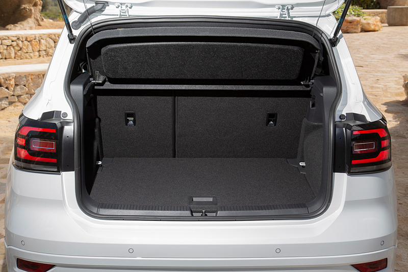 居住性や使い勝手を最大限高めるべく、後席に140mmの前後スライド機構を備えたほか、ラゲッジスペース容量は385L～455Lで、後席シートバックを倒すことで1281Lまで拡大可能