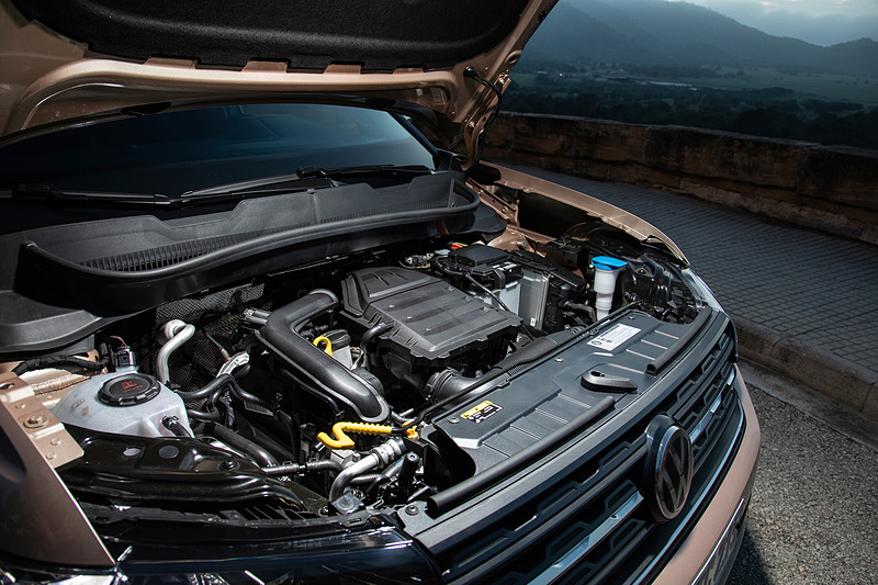 T-Crossのパワートレーンについて、ガソリンの3気筒「1.0 TSI」エンジンが70kW（95PS）または85kW（115PS）を、4気筒「1.5 TSI」エンジンが110kW（150PS）を、ディーゼルの4気筒「1.6 TDI」エンジンが70kW（95PS）をそれぞれ発生する