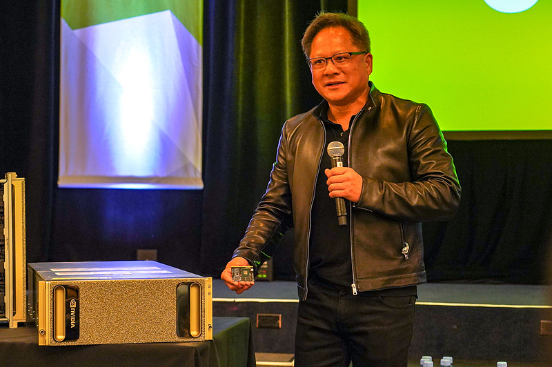 NVIDIAの自動運転シミュレータ（左）とフアン氏