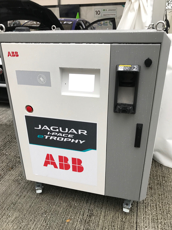 各チームにレースごとに貸与される専用充電器