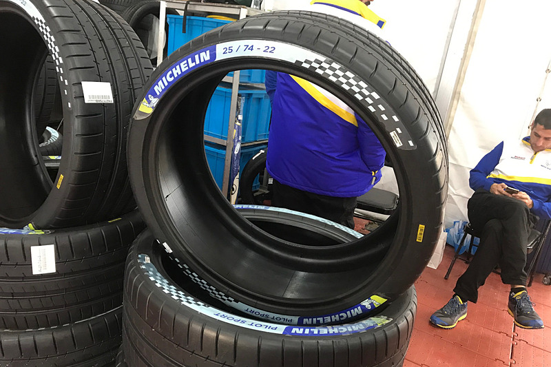 タイヤもミシュランのワンメイク。22インチの1スペックだ