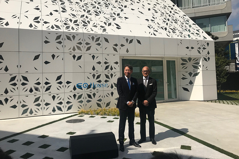 EQ Houseの前に並ぶメルセデス・ベンツ日本の上野金太郎社長（左）と竹中工務店の大神正篤副社長（右）