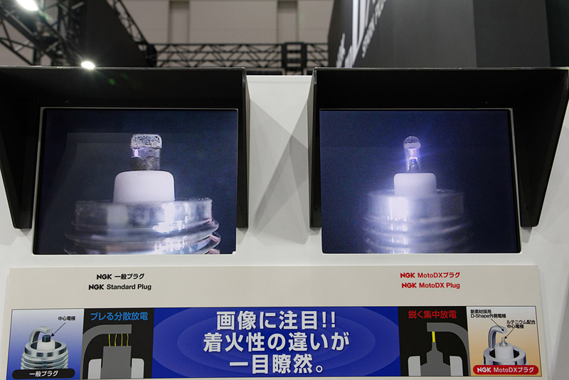 スタンダードプラグとの火花の違いを見ることができる