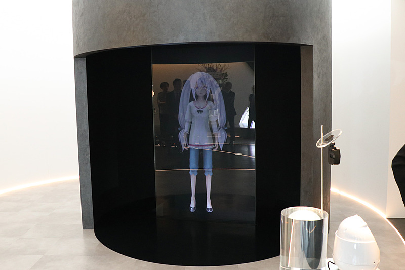 ユピテル静岡研究所に設置された等身大「バーチャルLei」