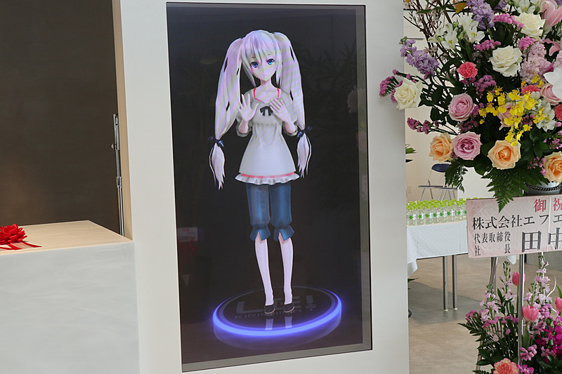 入口にある受け付け脇では、ユピテルのキャラクター「霧島レイ」をモチーフとしたコンセプトモデル「バーチャルLei」の大型パネル版がお出迎え