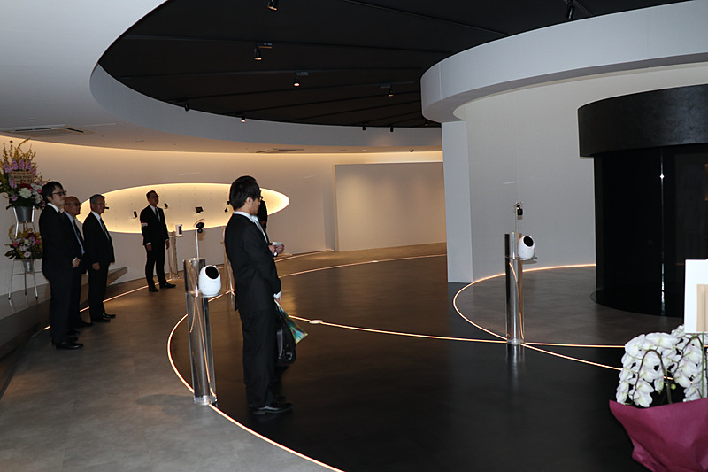 1階の常設ショールーム。壁面でドライブレコーダーやポータブルナビといったユピテルの主要製品を展示する