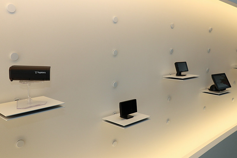 1階の常設ショールーム。壁面でドライブレコーダーやポータブルナビといったユピテルの主要製品を展示する