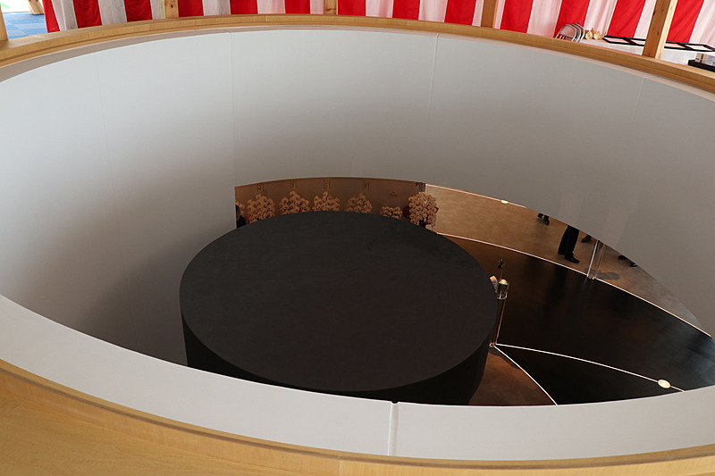 フロア中央は2階まで吹き抜けになっており、等身大サイズの「バーチャルLei」が設置されている。現在は事前入力したワードを手動操作で発話させているが、将来的にはカメラなどを設置して来場者を検知。ユピ坊のように応対を行なうようにするとのこと