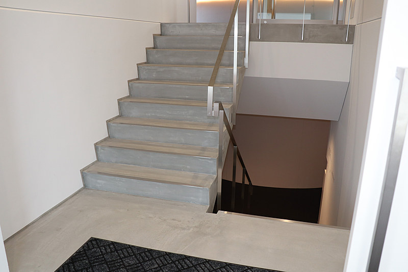 ユピテル静岡研究所のフロア表。中2階スペースにミーティングルームが設置されている。1階～中2階にかけてはコンクリートやスチールといった建材がむき出しのモダンな構成となっている