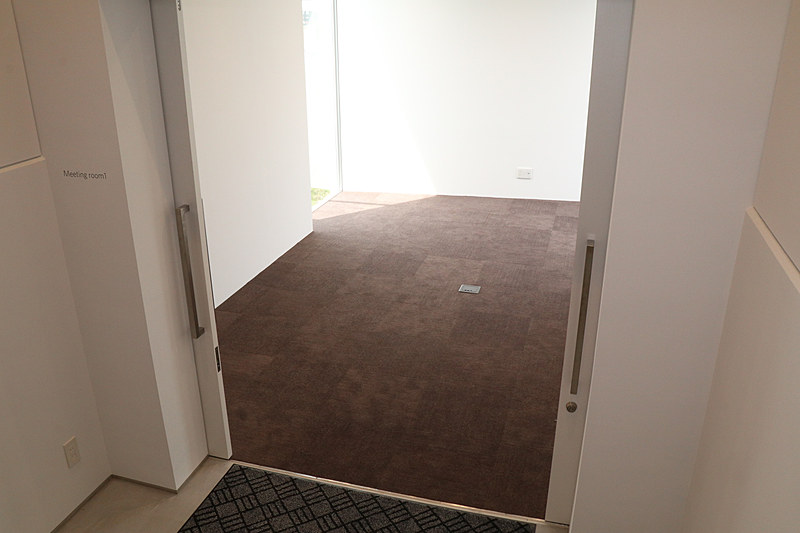 ユピテル静岡研究所のフロア表。中2階スペースにミーティングルームが設置されている。1階～中2階にかけてはコンクリートやスチールといった建材がむき出しのモダンな構成となっている