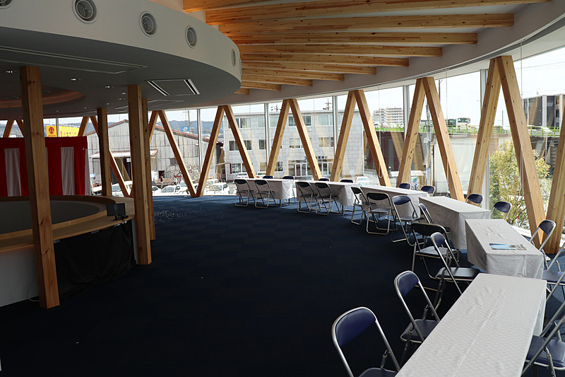 円筒形フロアをメインとする2階部分は、1階などと変わって木材を積極的に利用。外周部分をガラス張りとして外光が入りやすくなっている。開発担当者の自由な発想が生まれやすいよう、リラックスできる環境を整えているとのこと