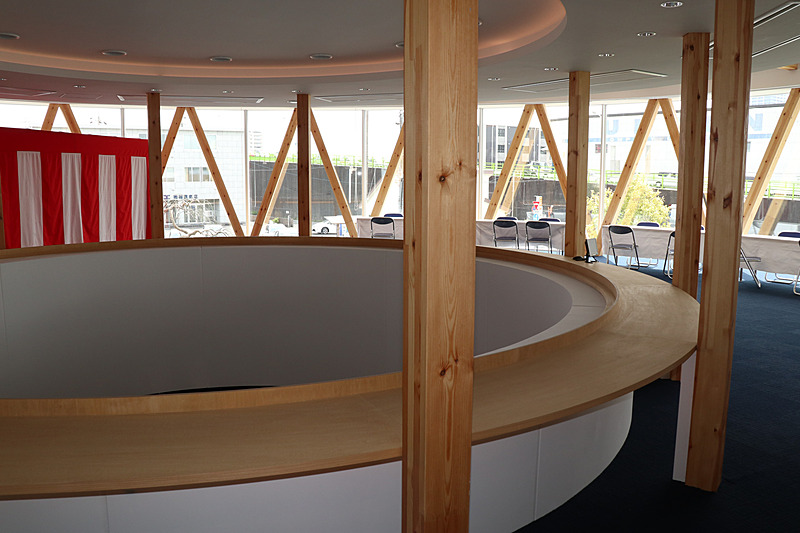 円筒形フロアをメインとする2階部分は、1階などと変わって木材を積極的に利用。外周部分をガラス張りとして外光が入りやすくなっている。開発担当者の自由な発想が生まれやすいよう、リラックスできる環境を整えているとのこと