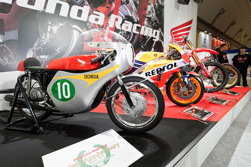 舞台上に並ぶレースマシン