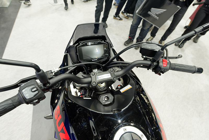 カラーリングの異なるKATANAも用意され、またがってもOK