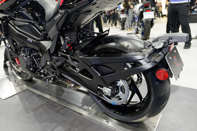 スイングアームと一体感のあるリアフェンダー