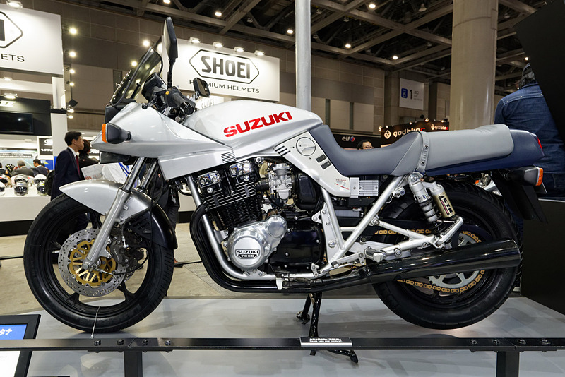 旧世代の「GSX1100S KATANA」と比較するのも楽しい