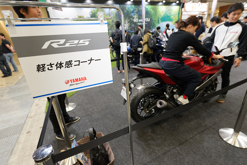 YZF-R25の軽さを体験できるコーナー