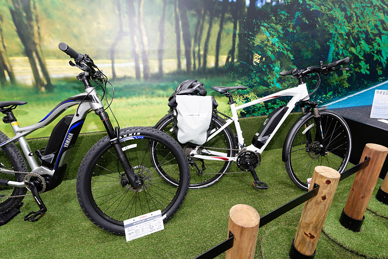 アウトドアということで、スポーツタイプの電動アシスト自転車も一緒に展示