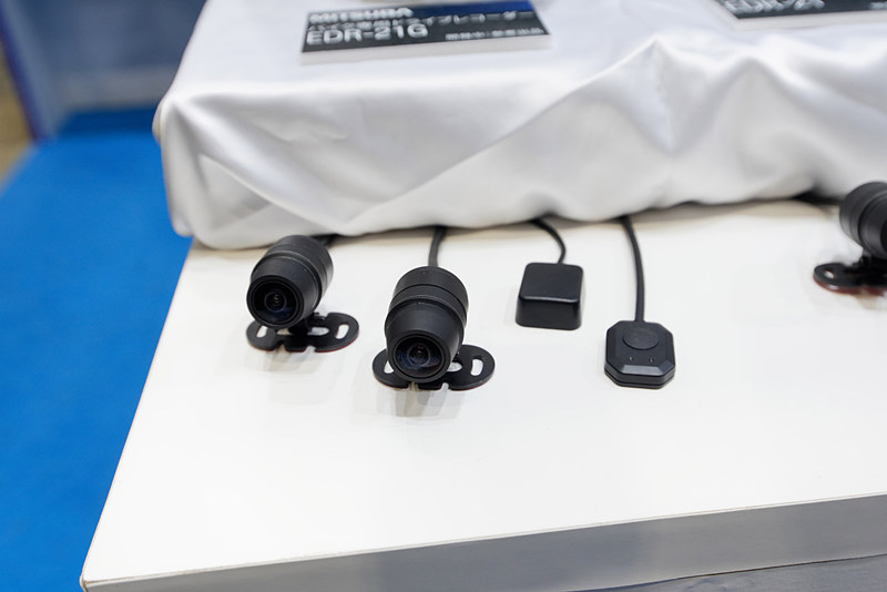 左から前後カメラ、GPSアンテナ、任意録画保存用の手元スイッチ