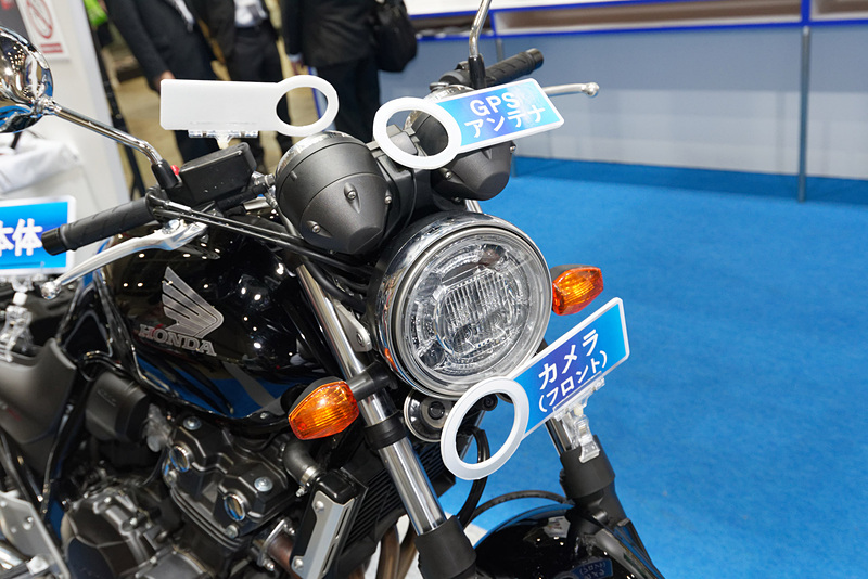 装着例。フロントカメラとGPSアンテナ