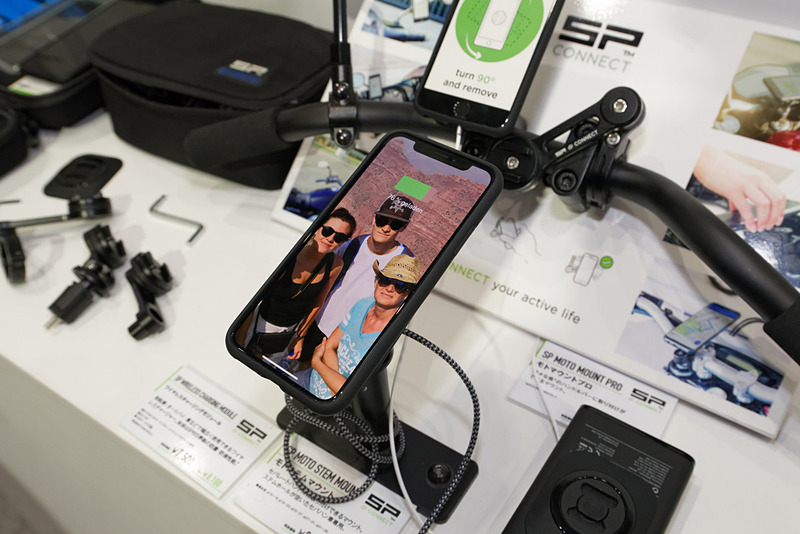 その後90度回転させるとしっかり固定され、ワイヤレス充電がスタートする