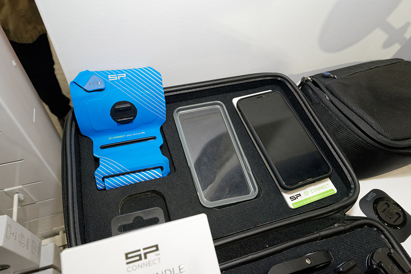 車種ごとのハンドル形状に合わせて固定方法を変えられるよう、多数のパーツを取りそろえる。セパレートハンドル車のステムホールに固定するためのパーツも用意している