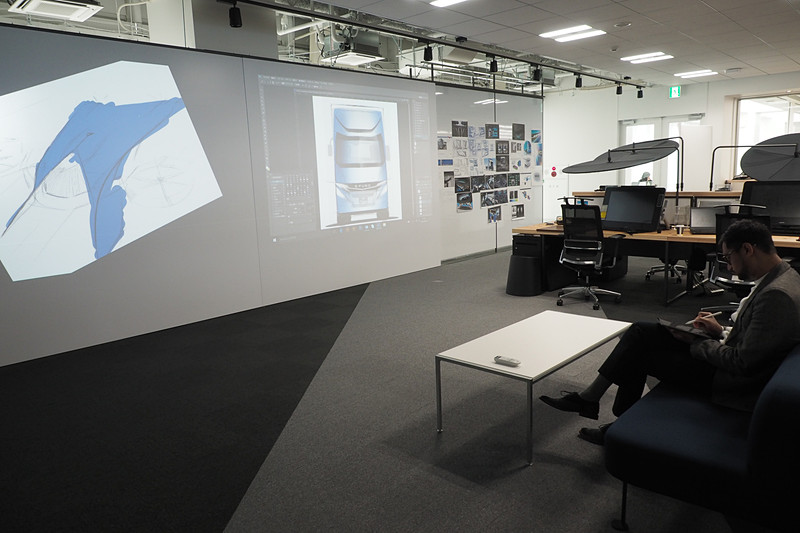 デザインセンターのオフィス。壁にはプロジェクターで画像を投影できる