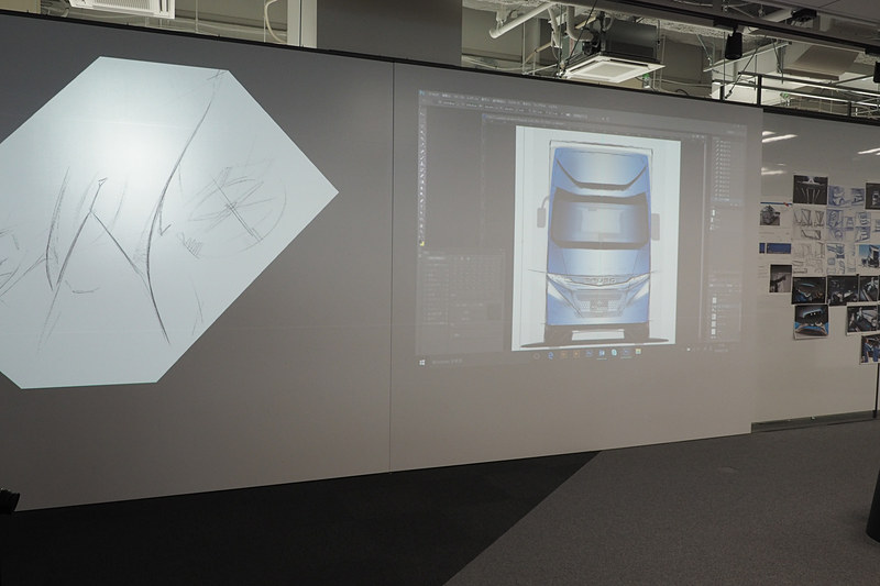 スケッチを回転させたり、トラックに色を付けているシーン